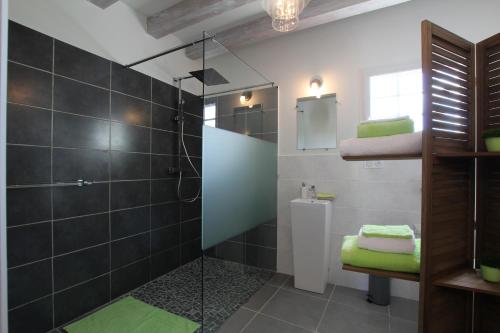 a bathroom with a shower with green towels and a sink at Harrieta in Masparraute