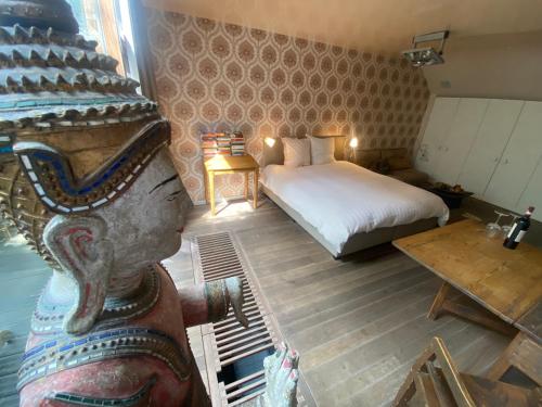 a room with a bedroom with a bed and a table at Schopenhauer in Ghent