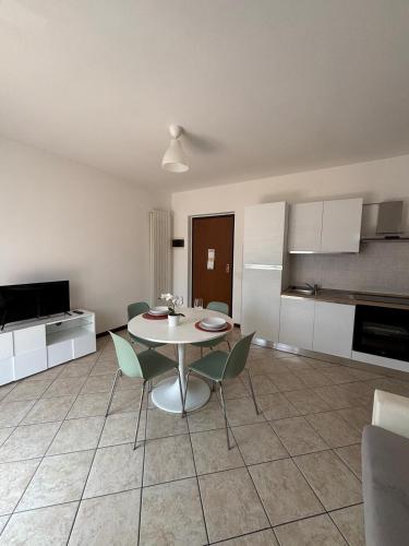 a kitchen and dining room with a table and chairs at Appartamento vicino a Como e Milano in Mozzate