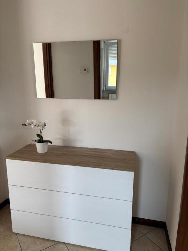 a bathroom with a mirror and a white dresser at Appartamento vicino a Como e Milano in Mozzate