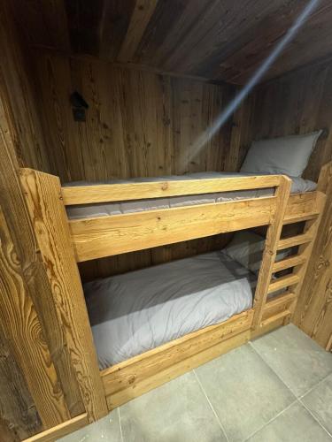 a wooden bunk bed in a wooden room at Studio pied des pistes Les Gets - 4 pers rénové in Les Gets