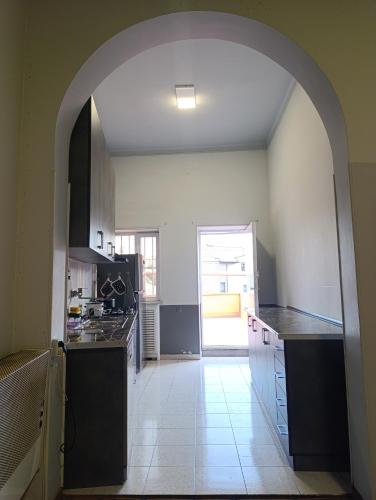 Una cocina o zona de cocina en Dreamer's Den Hostel and Tours