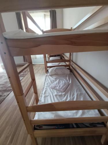 Cama o camas de una habitación en Dreamer's Den Hostel and Tours