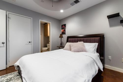 une chambre avec un grand lit avec des draps blancs dans l'établissement Victory Park Town Home Near Dallas Convention Center, à Dallas