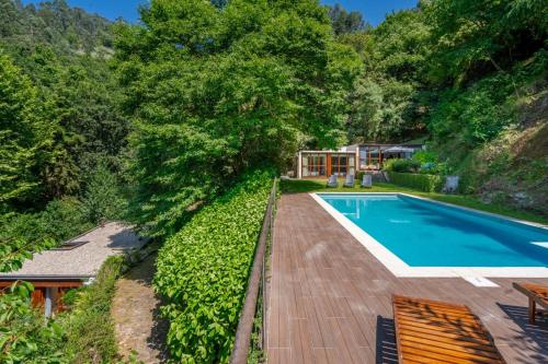 an aerial view of a house with a swimming pool at Casa Azevinho - Caniçada Gêres in Soengas