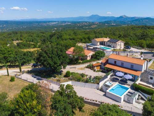 ラビンにあるVilla LULU with heated pool, sauna & hot tubのギャラリーの写真