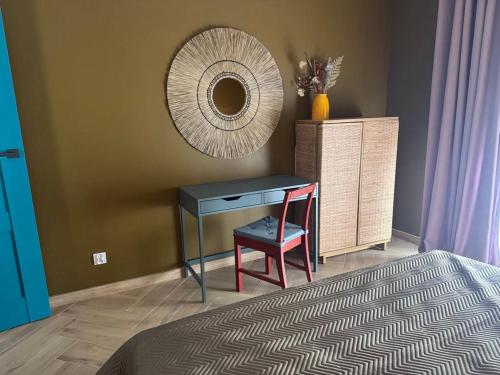 Un pat sau paturi într-o cameră la Color Płock Apartament