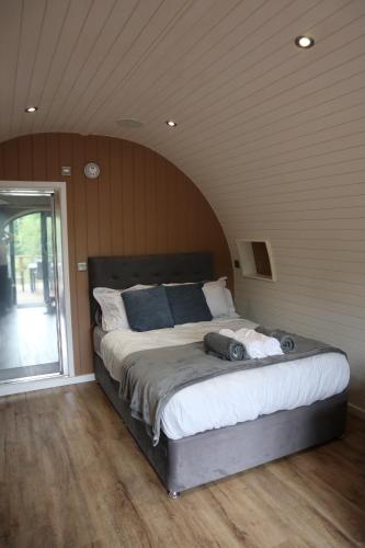 Katil atau katil-katil dalam bilik di Pods At Buckland's Glamping