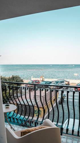 ジャルディーニ・ナクソスにあるArgyros Roomsのビーチと海の景色を望むバルコニー