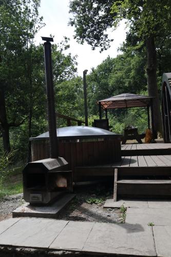 Taman di luar Pods At Buckland's Glamping