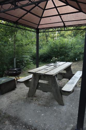 Gambar di galeri bagi Pods At Buckland's Glamping di Handcross