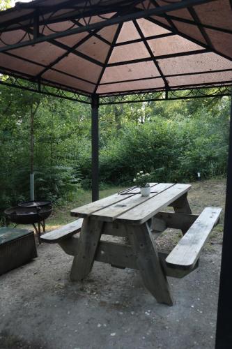 Taman di luar Pods At Buckland's Glamping