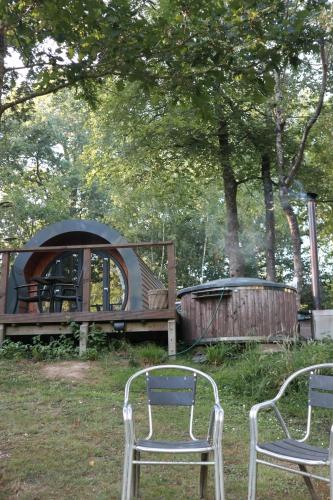 Taman di luar Pods At Buckland's Glamping