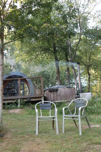 Taman di luar Pods At Buckland's Glamping