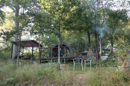 Taman di luar Pods At Buckland's Glamping