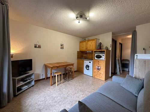 un salon avec un canapé et une table dans l'établissement Studio 4 pers avec balcon, proche télécabine, télé, Wi-Fi, casier à skis - Morillon - FR-1-642-30, à Morillon