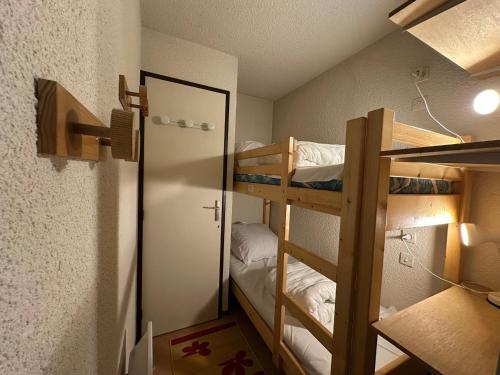 Cette petite chambre comprend des lits superposés et un miroir. dans l'établissement Studio 4 pers avec balcon, proche télécabine, télé, Wi-Fi, casier à skis - Morillon - FR-1-642-30, à Morillon