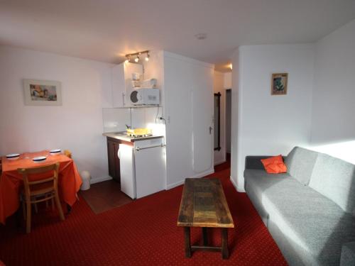 un salon avec un canapé et une table dans l'établissement Appartement cosy à Avoriaz - Village des Dromonts - 3 pers, 22m² - Proche centre et pistes - FR-1-633-40, à Morzine