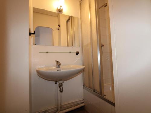 une salle de bain avec un lavabo et un miroir dans l'établissement Appartement cosy à Avoriaz - Village des Dromonts - 3 pers, 22m² - Proche centre et pistes - FR-1-633-40, à Morzine