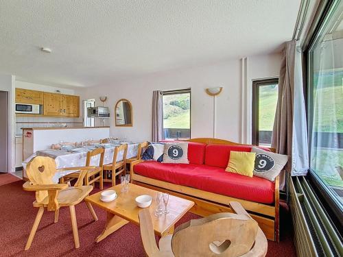 un salon avec un canapé rouge et une table dans l'établissement Appartement rénové, accès direct aux pistes, balcon, 2 pièces, 6 pers, Croisette Les Belleville - FR-1-344-936, aux Menuires