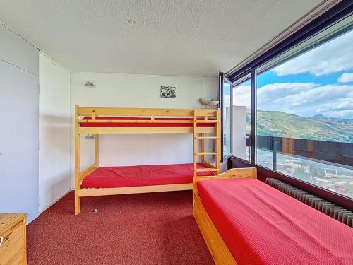 deux lits superposés dans une chambre avec une grande fenêtre dans l'établissement Appartement rénové, accès direct aux pistes, balcon, 2 pièces, 6 pers, Croisette Les Belleville - FR-1-344-936, aux Menuires