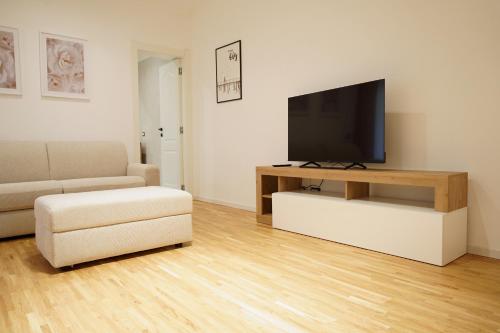 a living room with a flat screen tv on a table at La Marina Case Vacanze in Augusta