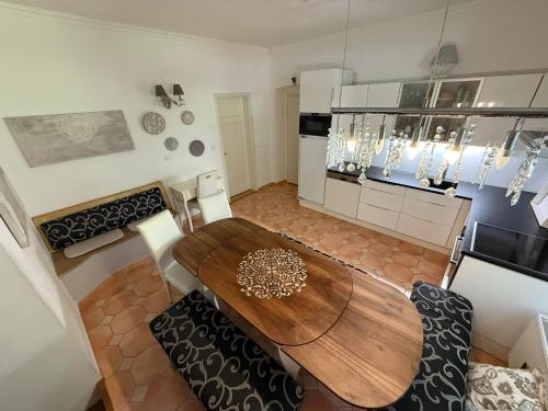 利波瓦拉尼Rodinný apartmán Villa Magnólie - Lipová lázně的一间带桌子的餐厅和一间厨房