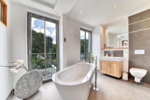 Et badeværelse på Ferienwohnung Spa Penthouse in der Villa Amalie Binz