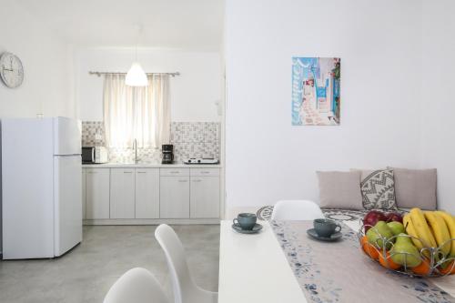 Una cocina o cocineta en Holidays in Paros