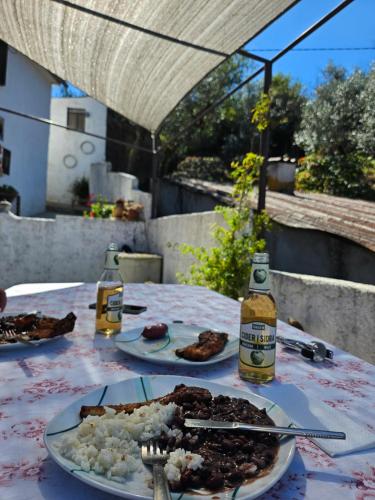Φαγητό σε αυτή η παραθεριστική κατοικία ή κάπου εκεί κοντά
