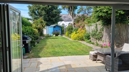vistas al jardín desde el exterior de una casa en Springfield, en Milford on Sea