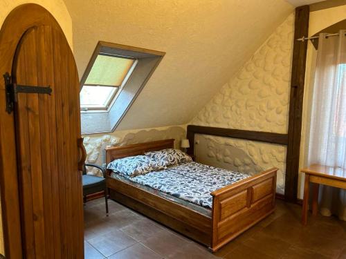 a small bedroom with a bed and a window at Pokoje i domki Saraceńska Chata in Stegna