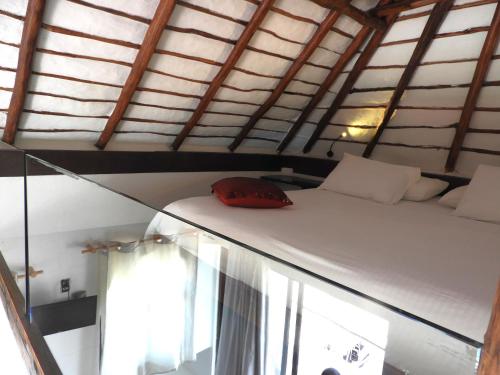 a bed in a room with a window at Kinbe Hotel Boutique in Playa del Carmen