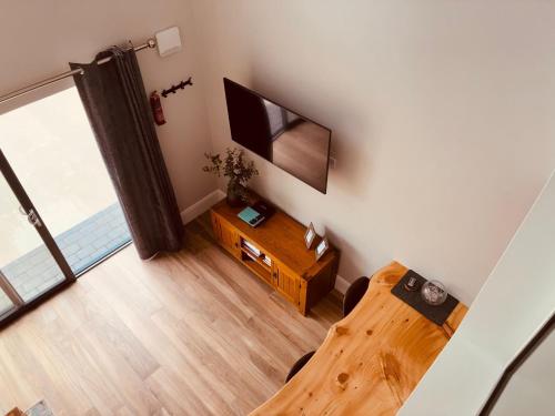 TV a/nebo společenská místnost v ubytování Teach Máire, Downings