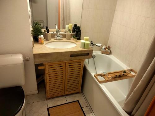 une salle de bain avec un lavabo et une baignoire et un lavabo dans l'établissement Studio climatisé Avenue 83 à 10mn de Hyères et de Toulon, à La Valette-du-Var