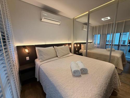 Un dormitorio con una cama con dos toallas encima. en Luxuoso Flat Itaim, en São Paulo