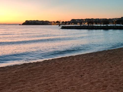 a view of the beach at sunset at VILLA JURAS in Podstrana