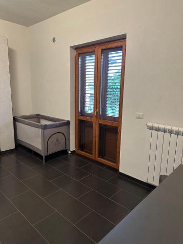 an empty room with a door and a tiled floor at La casa dei tre platani in Case Torre di Sacco