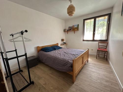 una camera con un letto e una scala di Appartement Proche Village + Vue sur Montagnes a Vallouise