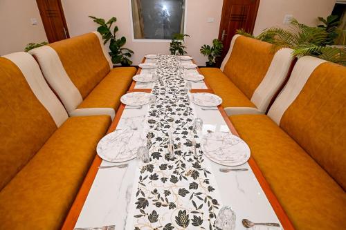 Posezení v ubytování Sinnis Homestay Ooty by LexStays