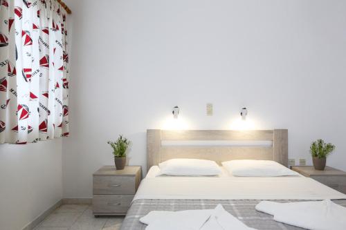 Una cama o camas en una habitación de Holidays in Paros