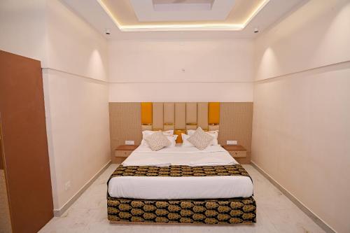 YedapalliにあるSinnis Homestay Ooty by LexStaysの部屋の中に大きなベッドがある寝室