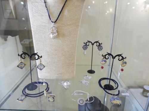 a display case withjeweled earrings and a necklace at Agriturismo Limoneto in Case Monterosso