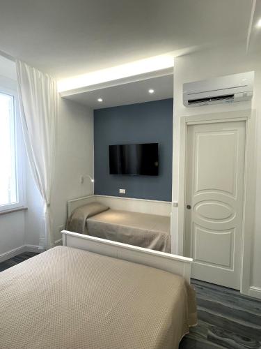 En eller flere senge i et værelse på Anzio Central Apartments