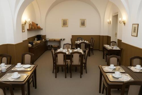 Un restaurante con mesas y sillas en una sala. en HOTEL Am Ratshof, en Halle an der Saale