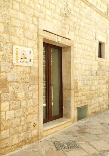 a brick building with a window on the side of it at B&B re apartments Palazzo Muscati in Molfetta