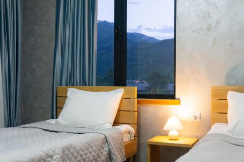 Postel nebo postele na pokoji v ubytování Lastili Inn Hotel