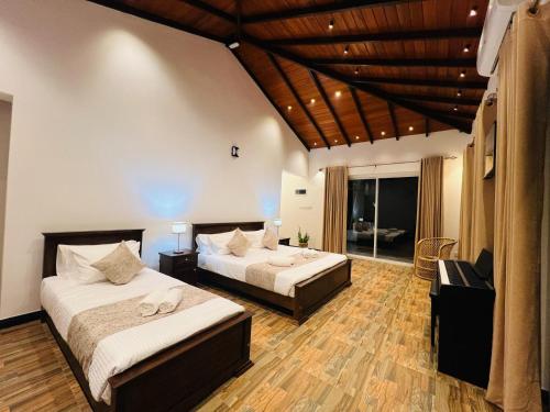 a bedroom with two beds and a balcony at Villa Sole in Kandy