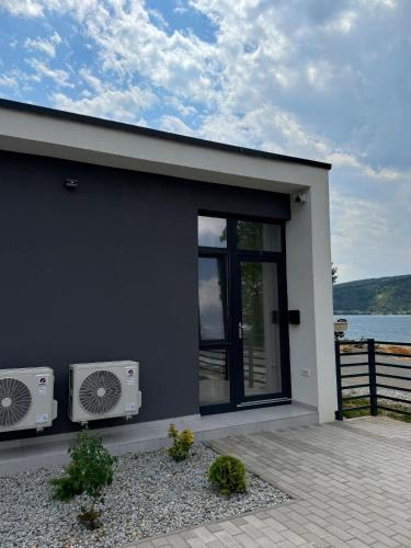 a small house with a door and a window at Casa WEEK Dunare in Baziaş