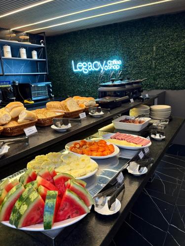 a buffet line with many different types of food at Legacy 417 Poucos passos do mar in João Pessoa